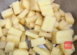 土豆炒鸡肉的做法图解2