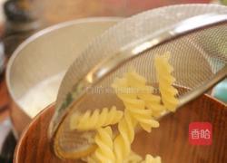 黑松露西兰花培根意面的做法图解3