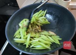 芹菜炒豆腐皮的做法图解3
