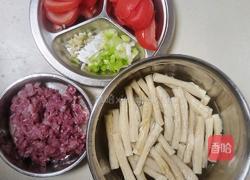 番茄肉沫炖腐竹的做法图解1