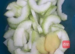 咸蛋节瓜滚汤的做法图解2
