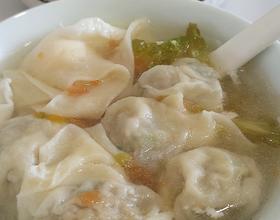 鲜肉馄饨碗里有一根宽心面，汤里有西红柿还卧个鸡蛋，一片罗马生菜🥬。[图]